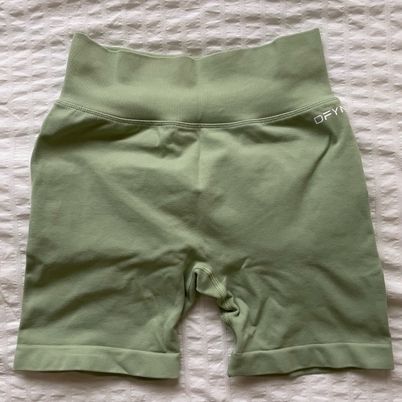 DFYNE Dynamic Shorts 4.5 in - super flattering gym shorts - Picture 3 of 5